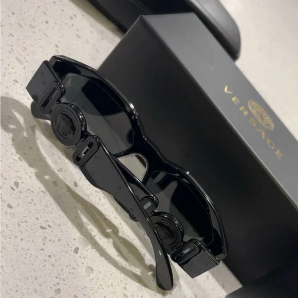 NEW Versace Medusa Biggie Sunglasses | 50% OFF RETAIL - Picture 3 of 4